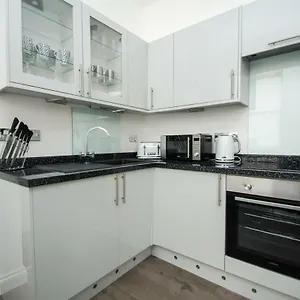 Sea Breeze - Central - By Holiday Lets Brighton